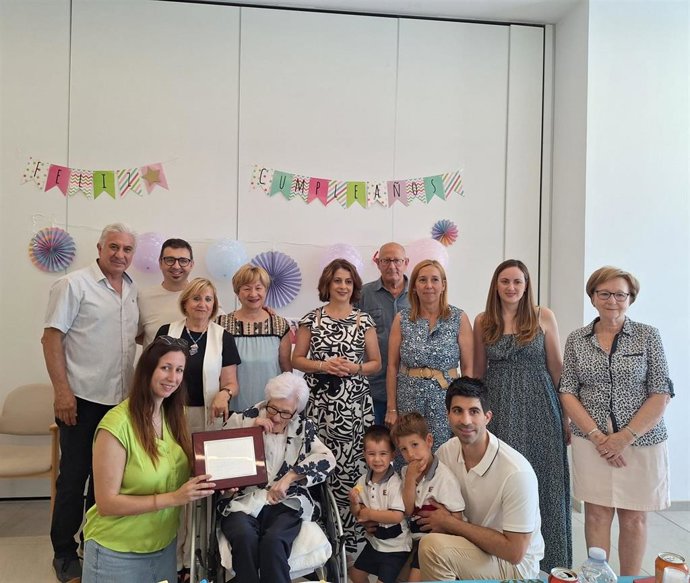 La alcaldesa de Teruel, Emma Buj, con la vecina centenaria Pilar Villarroya Salvador y su familia.