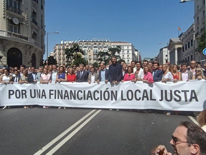 La alcaldesa de Zaragoza, Natalia Chueca, en la concentración convocada por la FEMP