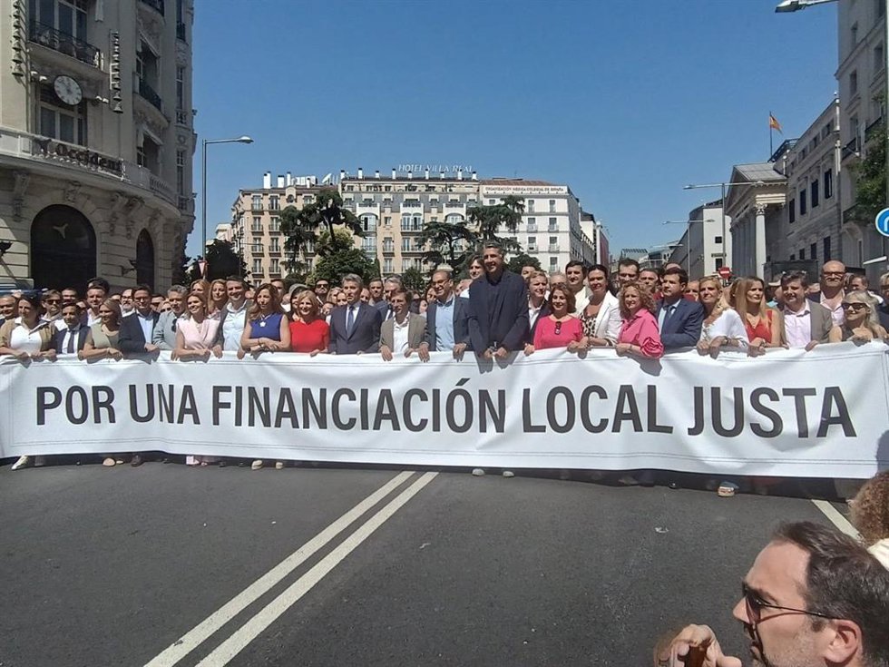 La alcaldesa de Zaragoza, Natalia Chueca, en la concentración convocada por la FEMP