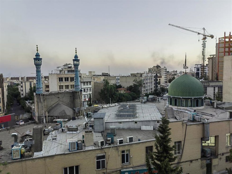 Humo en la capital de Irán, en Teherán, tras un ataque israelí