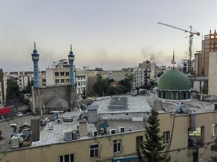 TEERÃ, 18 de junho de 2025 -- Esta foto tirada com um telefone celular mostra fumaça em Teerã, capital do Irã, em 17 de junho de 2025. O exército israelense disse que mais de 70 baterias de mísseis de defesa aérea iranianos e radares de detecção avançada 