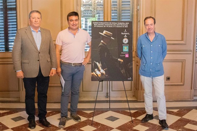El director de la Real Escuela, Rafael Olvera, y el presidente de la Asociación Nacional de Doma Vaquera, José Pedro Lobo, presentan un curso de doma vaquera.