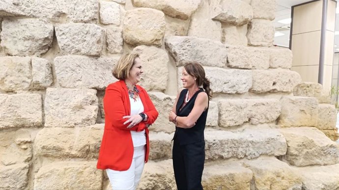 La presidenta del Imdeec, Blanca Torrent, y la presidenta del Imdeco, Marián Aguilar.