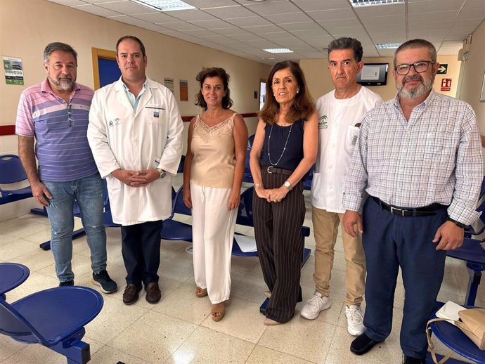 Botella (3ª dcha.), en su visita al Centro de Salud de Montilla.