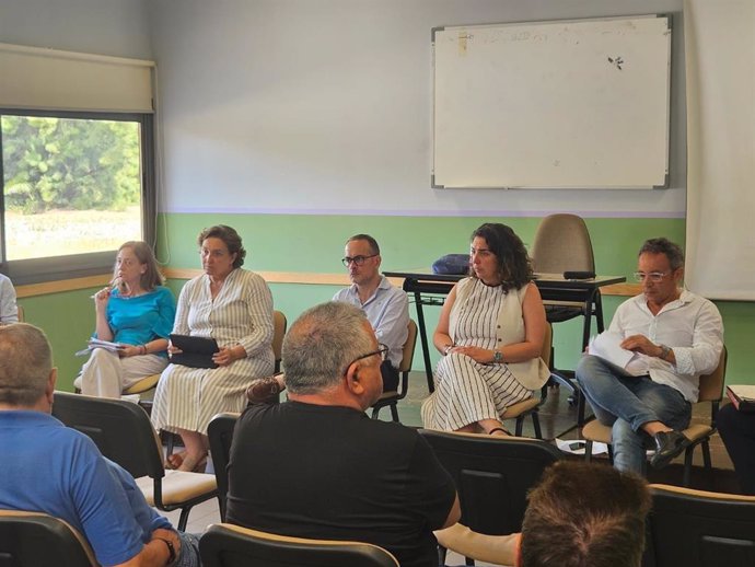 La delegada de Fomento en una de las reuniones con vecinos de la barriada de La Asunción.