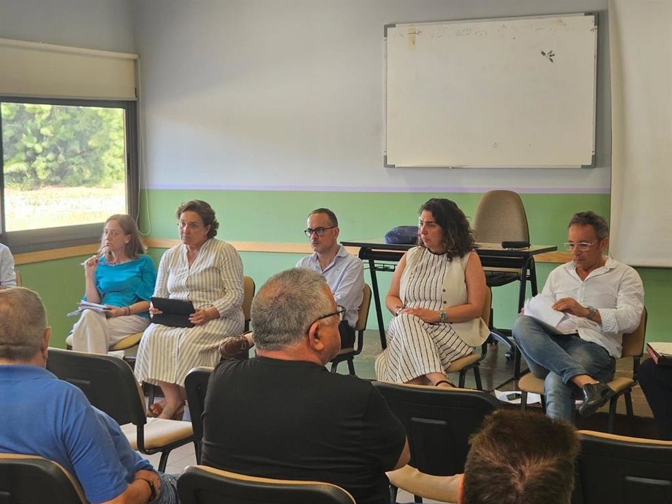 La delegada de Fomento en una de las reuniones con vecinos de la barriada de La Asunción.