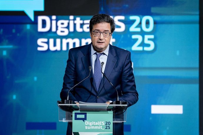 El ministro para la Transformación Digital y de la Función Pública, Óscar López, clausura la primera jornada del DigitalES Summit, en el Espacio Green Patio, a 18 de junio de 2025, en Madrid (España). 