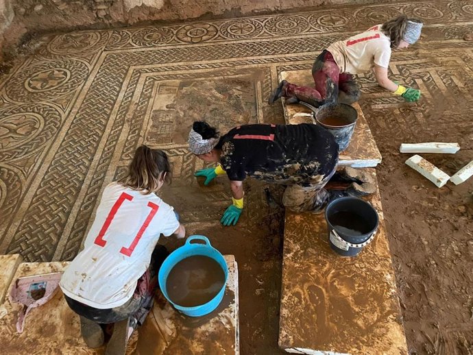 Restauradoras trabajando en la limpieza del mosaico de la estancia 26 de La Malena.