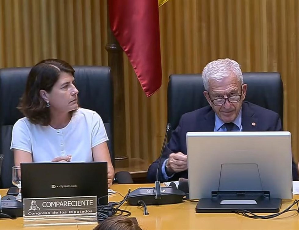 Ana Abril, coordinadora de Incidencia Política, y Manuel Bretón, presidente de Cáritas Española, durante su comparecencia en la Comisión de Trabajo y Migración en el Congreso de los Diputados, a 18 de junio de 2025