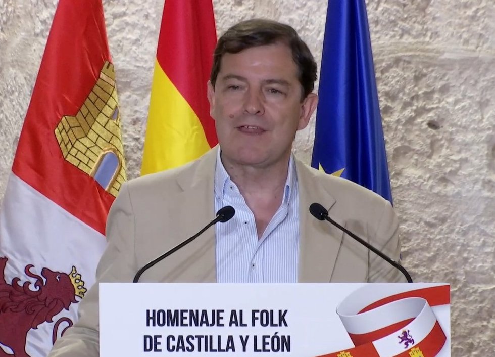 El presidente de Castilla y León, Alfonso Fernández Mañueco, en el homenaje al Folk de Castilla y León.