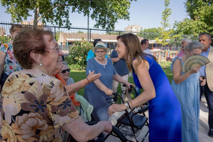 La alcaldesa de Zaragoza, Natalia Chueca visita la reforma del parque Royo del Rabal
