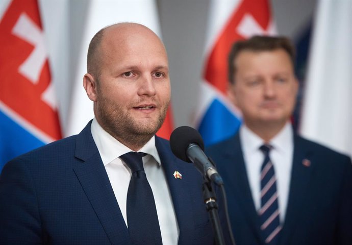 Archivo - July 8, 2020, Warsaw, Mazovian, Poland: Minister Of National Defense MARIUSZ BLASZCZAK Hosted JAROSLAV NAD Head Of the Ministry Of Defense Of Slovakia..During the meeting The Ministers Signed A Polish-Slovak Agreement Concerning Military Aviatio