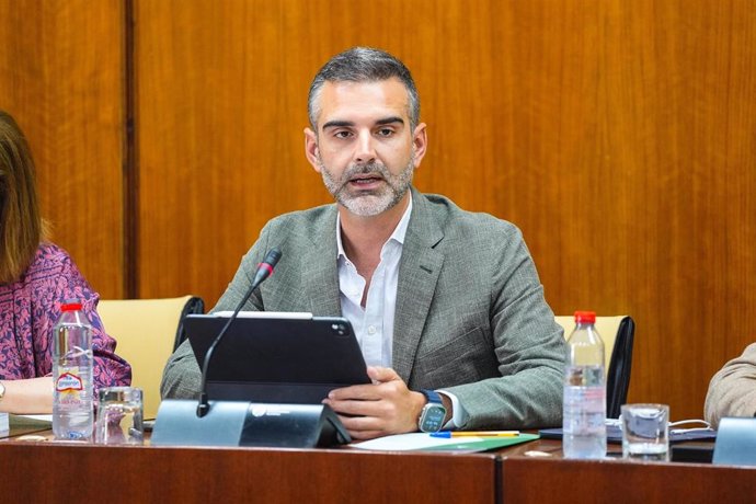 El consejero de Agricultura, Pesca, Agua y Desarrollo Rural, Ramón Fernández Pacheco, durante una comparecencia parlamentaria en la comisión celebrada este miércoles.