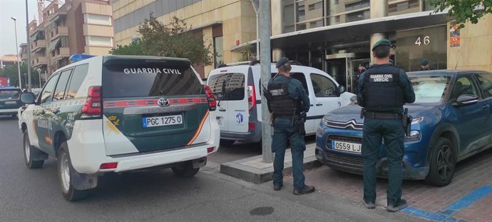 Dispositivo de la Guardia Civil desplegado por una operación contra el blanqueo de capitales y organización criminal en Córdoba y otras provincias españolas.
