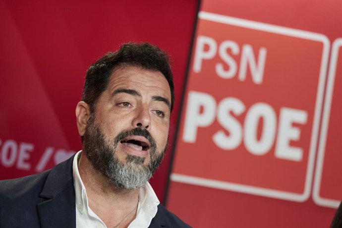 Archivo - El secretario de Organización del PSN, Ramón Alzórriz, ofrece una rueda de prensa tras la presentación de la moción de censura a la alcaldesa de Pamplona, a 13 de diciembre de 2023, en Pamplona, Navarra (España). EH Bildu y PSN han alcanzado un 