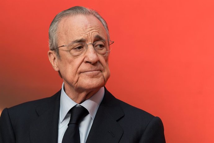 El presidente del Real Madrid, Florentino Pérez, durante la entrega de la Medalla de Oro de la Administración autonómica al futbolista del Real Madrid, Dani Carvajal, en la Real Casa de Correos, a 27 de mayo de 2025, en Madrid (España). El Gobierno de Isa