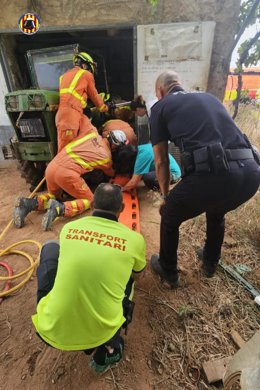 Un hombre queda atrapado entre un tractor y una caseta de herramientas en Bétera