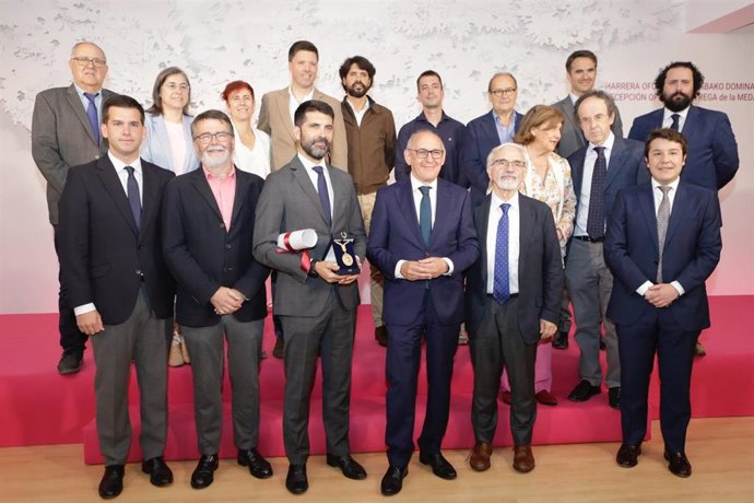 Acto de entrega de la medalla de Álava