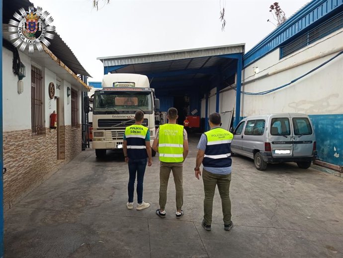 Efectivos durante la intervención en la nave de Melilla.