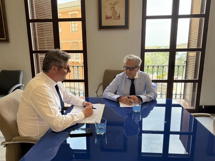 El presidente de la Diputación de Córdoba, Salvador Fuentes, junto al alcalde de Puente Genil, Sergio Velasco, en la reunión mantenida este miércoles.