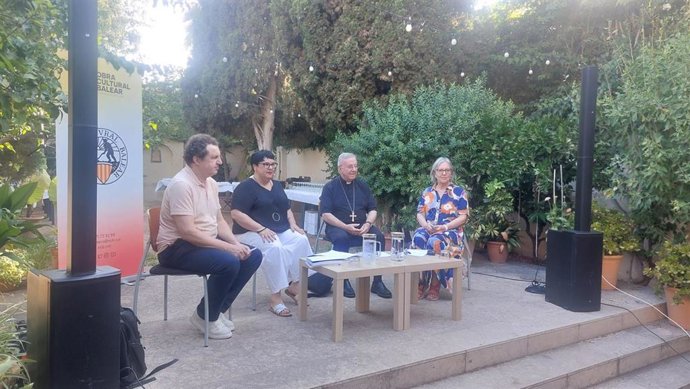 El obispo de Mallorca, Sebastià Taltavull, participa en la charla 'El compromís de l’Església de Mallorca amb la llengua i el país' organizada por la OCB.