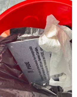 Alcalde socialista de Marchamalo tira a la basura el cartel inaugural de la sede del PSOE a cargo de Santos Cerdán