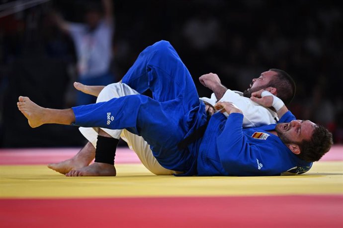Archivo - Nikoloz Sherazadishvili, durante un combate.