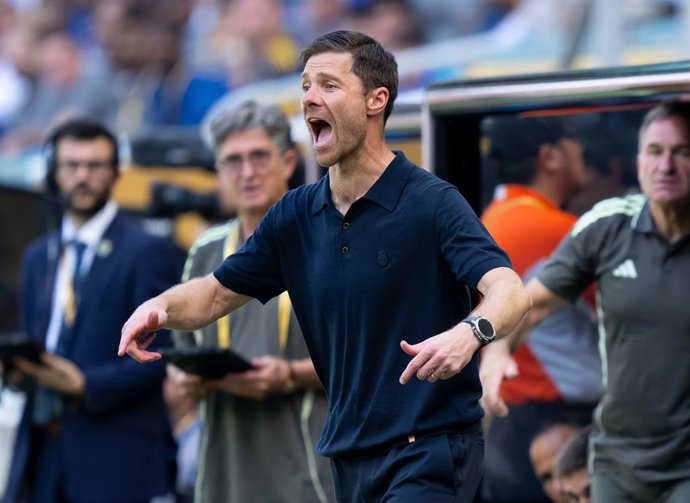 18 de junho de 2025, EUA, Miami: O técnico do Real Madrid, Xabi Alonso, fica na linha de fundo durante a partida de futebol do Grupo H da Copa do Mundo de Clubes da FIFA entre o Real Madrid e o Al-Hilal no Hard Rock Stadium. Foto: Sven Hoppe/dpa