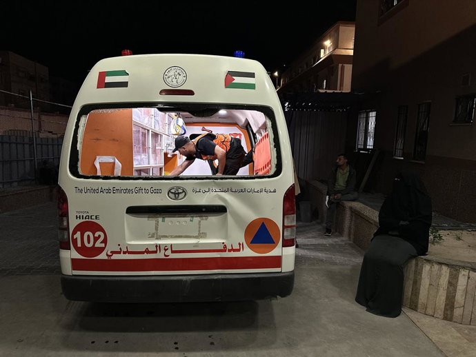 Archivo - Arquivo - 13 de maio de 2025, Khan Yunis, Faixa de Gaza, Território Palestino: Funcionários da Defesa Civil palestina feridos são levados ao Hospital Nasser para tratamento médico após o ataque israelense ao Hospital Europeu em Khan Yunis, Gaza,
