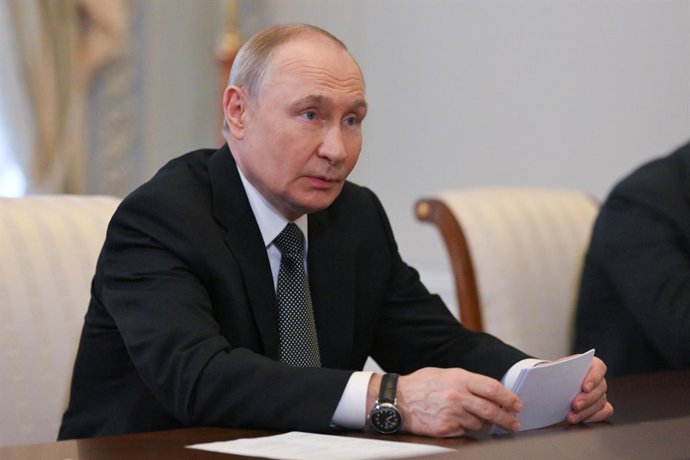 RÚSSIA, SÃO PETERSBURGO - 18 DE JUNHO DE 2025: O presidente da Rússia, Vladimir Putin, tem uma reunião com a presidente do Novo Banco de Desenvolvimento, Dilma Rousseff, no Palácio Constantino
