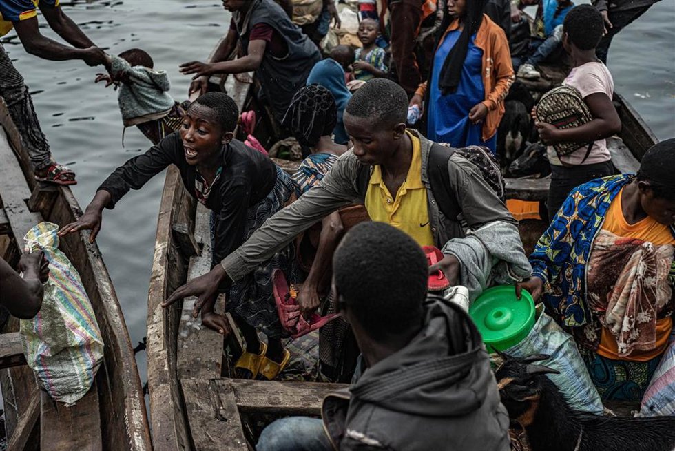 Archivo - Grupo de desplazados llegan en barca al puerto de Nzulo, en la provncia de Kivu Norte, en RDC    