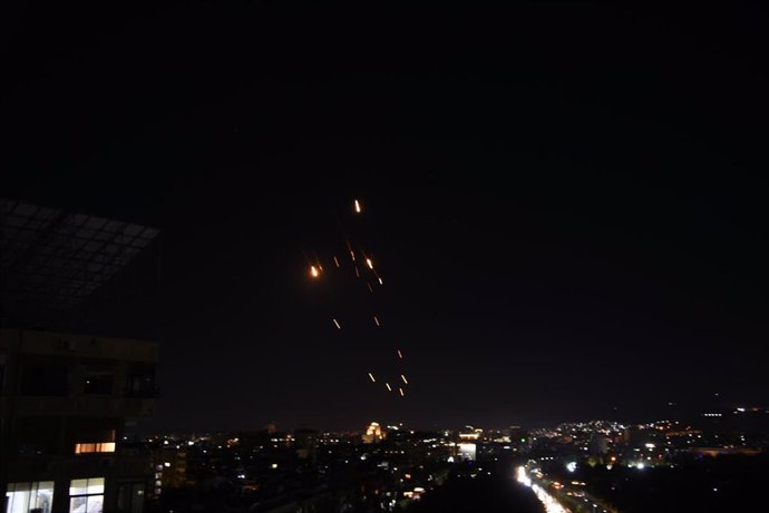 Estelas de los proyectiles lanzados entre Irán e Israel, vistos desde Damasco (Siria)