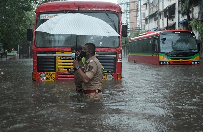 Archivo - Imagen de una protesta antigubernamental bajo un aintensa lluvia y la corrresponsinete malta.en India