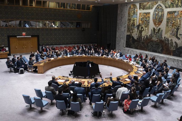4 de junho de 2025, Nova York, Nova York, EUA: Os Estados-Membros votam no projeto de resolução durante a reunião do Conselho de Segurança na sede da ONU em Nova York, em 4 de junho de 2025. A resolução exige um cessar-fogo imediato, incondicional e perma