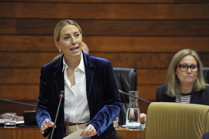 Archivo - La presidenta de la Junta de Extremadura, María Guardiola, en un pleno de la Asamblea de Extremadura