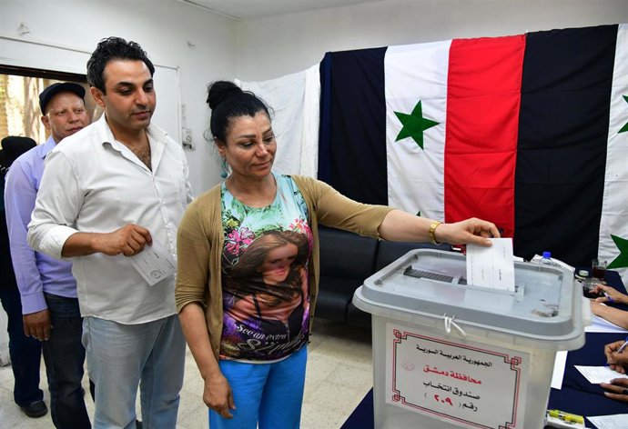 Archivo - Votantes en las urnas de Damasco para las elecciones a la Asamblea Popular en 2024, aún bajo el Gobierno de Bashar al Assad