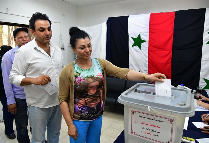 Archivo - DAMASCUS, July 15, 2024 -- Eleitores votam em um centro de votação em Damasco, Síria, em 15 de julho de 2024. O Comitê Judicial Supremo para Eleições anunciou, na segunda-feira, o início da votação para o quarto mandato legislativo da Assembleia