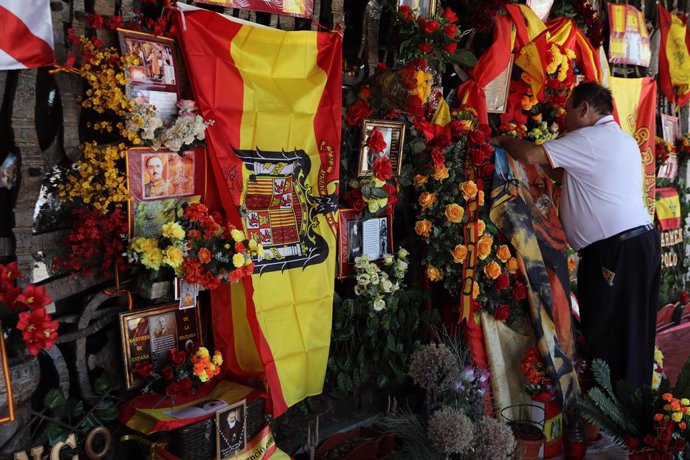 Archivo - Un hombre participa en la colocación de rosas y objetos frente a la tumba de Francisco Franco, en el cementerio de El Pardo - Mingorrubio, a 18 de julio de 2021, en Madrid (España). El Movimiento Católico Español (MCE) y Acción Juvenil Española 
