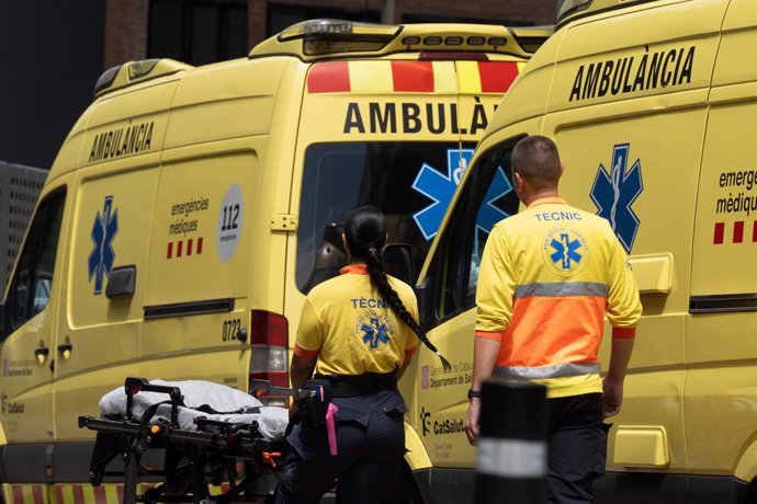 Archivo - Arxiu - Uns sanitaris treballen en una ambulància, a 16 de juliol de 2024, a Barcelona, Catalunya (Espanya).