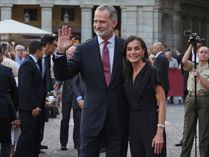 Los Reyes, Felipe IV y Letizia, asisten al concierto de la Unidad de Música de la Guardia Real por el X aniversario de la proclamación del Rey Felipe VI que se celebra en la Plaza Mayor