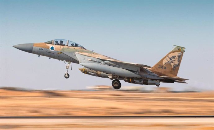 Archivo - ISRAEL, May 6, 2025  -- This photo released on May 5, 2025 shows an Israeli fighter jet taking off at an unidentified location to conduct airstrikes on targets in Yemen.   Israeli warplanes conducted dozens of airstrikes on Yemen's Hodeidah prov