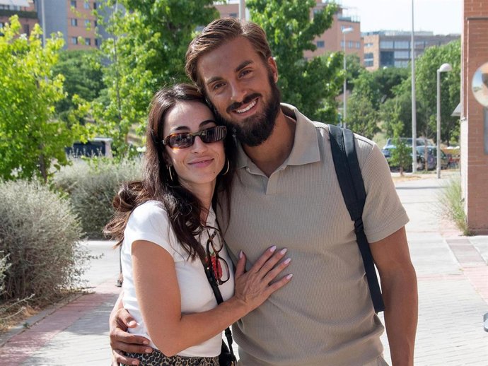 Borja González celebra su victoria en 'Supervivientes' con Ana Solma y su  hijo: "Ahora me planteo todo con ella"