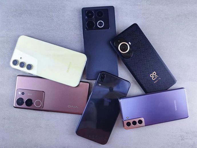 Recurso de vários telefones celulares colocados em uma superfície