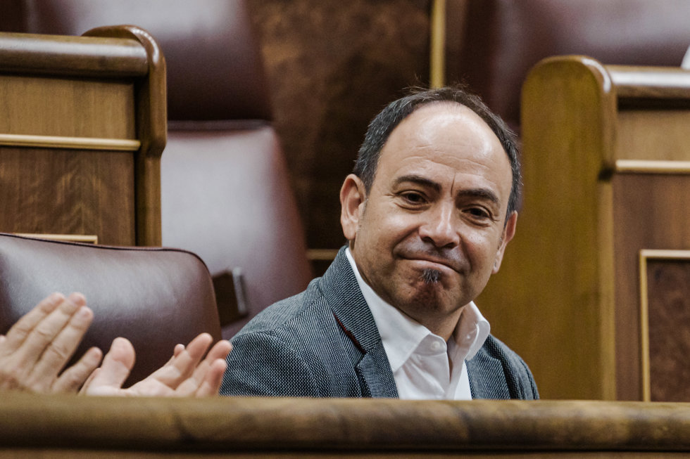 El nuevo diputado socialista, Ivan Cacho, en su escaño tras ocupar el escaño que ha dejado libre la dimisión de Santos Cerdán, durante la celebración en el Congreso de los Diputados de una sesión plenaria, a 19 de junio de 2025, en Madrid (España).