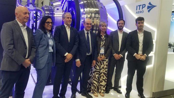 Jaurlaritzako ordezkariak Parisko azokan euskal enpresekin