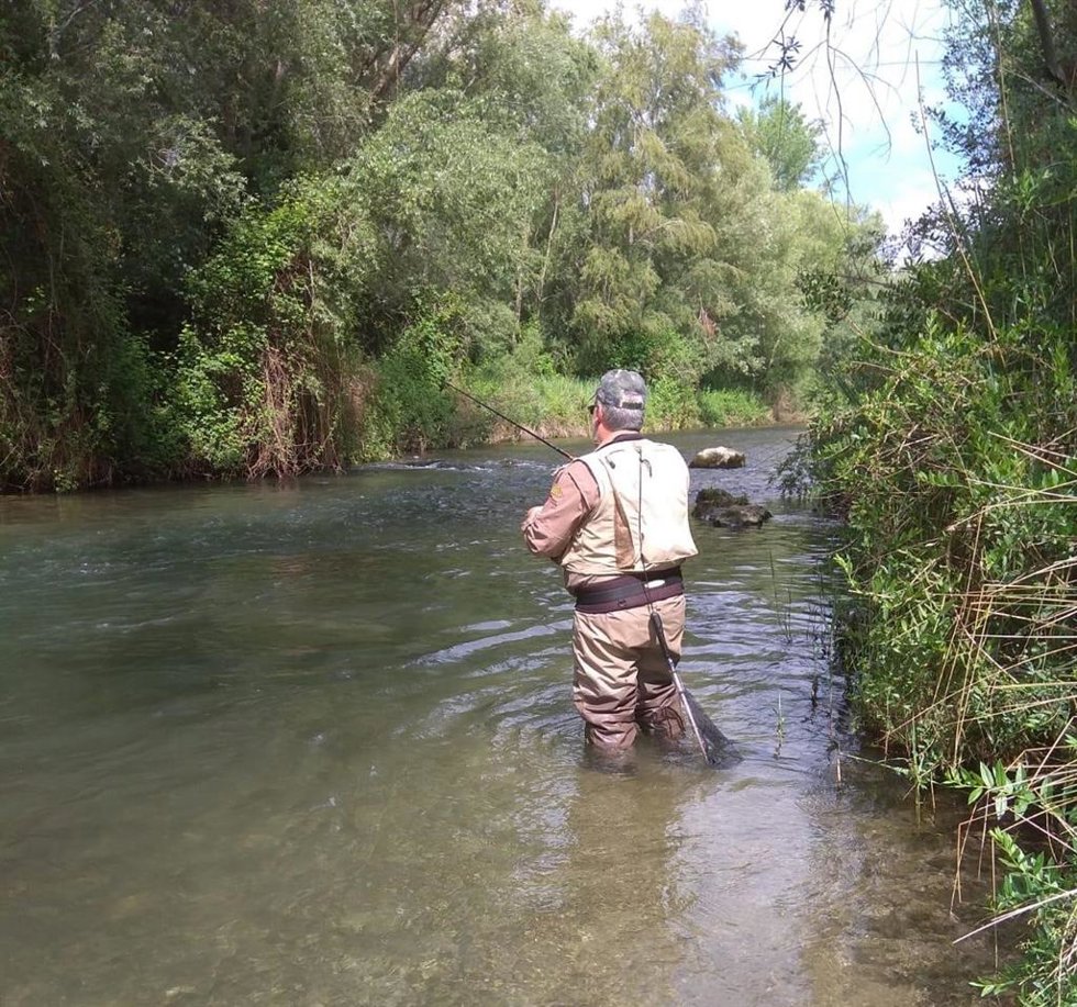 Archivo - Pescador en un río. Pesca, deporte.