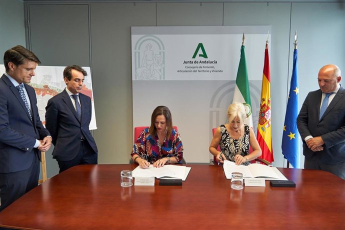 La consejera de fomento, articulación del territorio y vivienda de la Junta de Andalucía, Rocío Díaz firma con la consejera de cultura y deporte, Patricia Del Pozo un protocolo de colaboración.