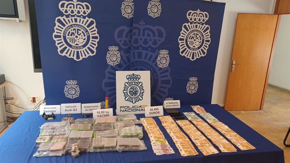 Dinero y droga intervenido al desarticular una red criminal que operaba en el Estrecho.