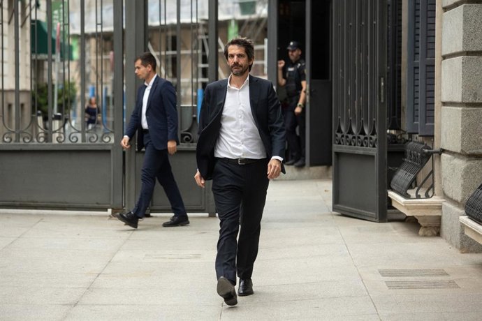 O Ministro da Cultura, Ernest Urtasun, em sua chegada a uma sessão plenária, no Congresso dos Deputados, em 17 de junho de 2025, em Madri (Espanha).