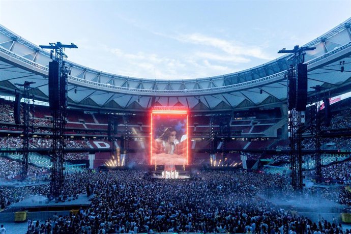 Miles de personas durante el concierto de la cantante Lola Indigo, en el Estadio Riyadh Air Metropolitano, a 14 de junio de 2025, en Madrid (España)